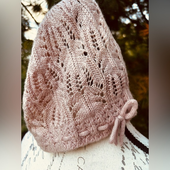 Women’s Knit Beanie/Hat with Bow Tie
One Size
Like New/Never Worn 
Pink - Picture 5 of 7